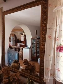 Specchio con cornice in legno intagliato 