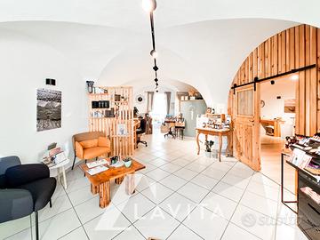 Negozio commerciale a Ora