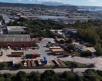 Capannone con ampio piazzale