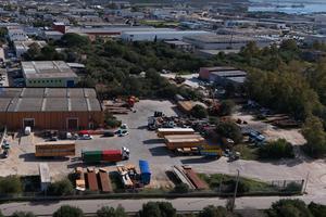 Capannone con ampio piazzale