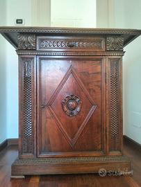 Credenza antica in NOCE  MASSELLO con stemma