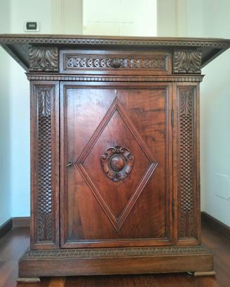 Credenza antica in NOCE  MASSELLO con stemma