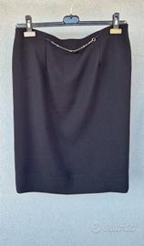 Gonna al ginocchio dritta, nera. 