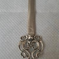 Tagliacarte a forma di spadino in argento 800. 