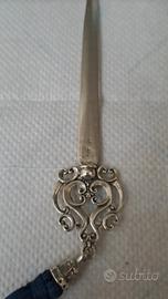 Tagliacarte a forma di spadino in argento 800. 