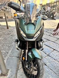 Splendida Moto Honda XADV 750