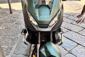 Splendida Moto Honda XADV 750