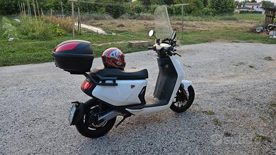 Niu MQi GT 2023 - parabrezza e bauletto