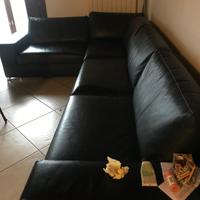 Divano angolare in pelle.