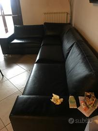 Divano angolare in pelle.