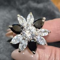 anello in acciaio e cristalli bianchi e neri