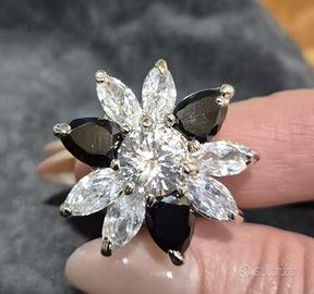 anello in acciaio e cristalli bianchi e neri