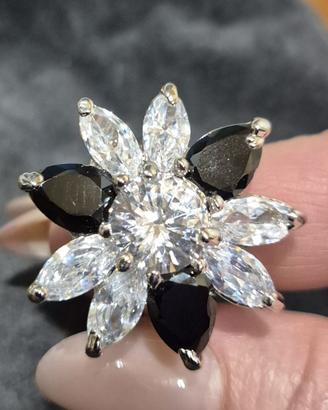 anello in acciaio e cristalli bianchi e neri