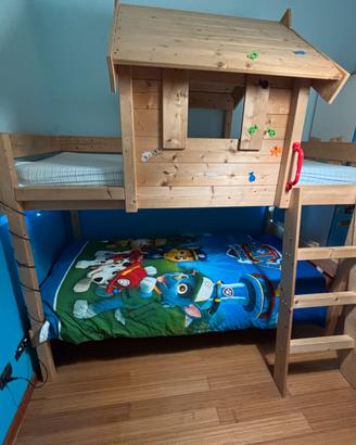 Letto a castello con casetta
