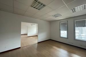 Capannone con baie carico e scarico