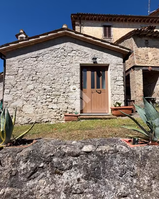 3 LOCALI A MONTECASTRILLI