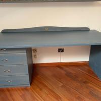 Scrivania in legno color azzurro con cassettiera