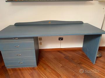 Scrivania in legno color azzurro con cassettiera
