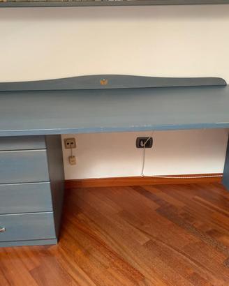 Scrivania in legno color azzurro con cassettiera