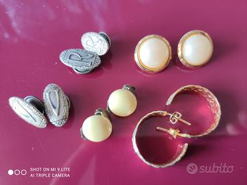 Tre orecchini e gemelli con iniziali RV