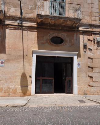 Locale centro città Ostuni