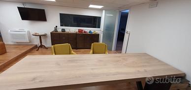 Scrivania in legno massiccio e gambe in ferro