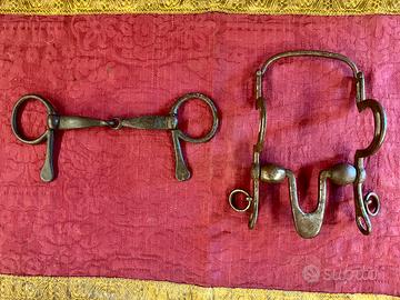 Antichi morsi da cavallo militari .