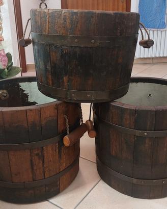 Vasi artigianali fatti con assi di botti antiche