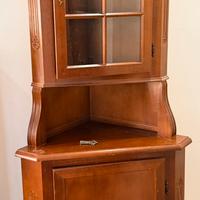 Angolina vetrina in legno stile classico con ripia