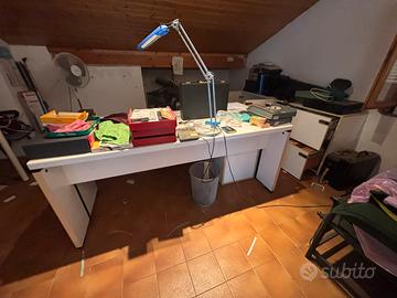 Scrivania, cassettiera, due mobili e una sedia