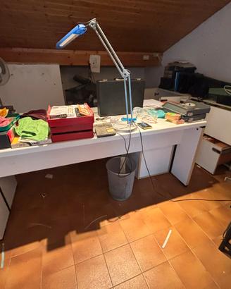 Scrivania, cassettiera, due mobili e una sedia