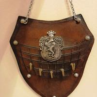 Vecchio scudo portachiavi in cuoio