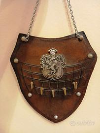 Vecchio scudo portachiavi in cuoio