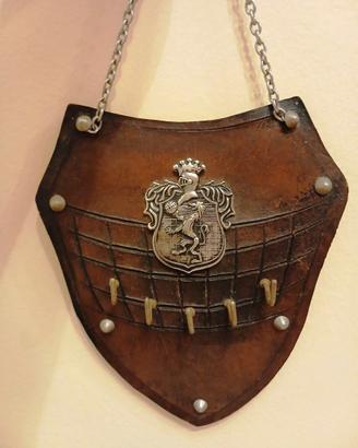 Vecchio scudo portachiavi in cuoio