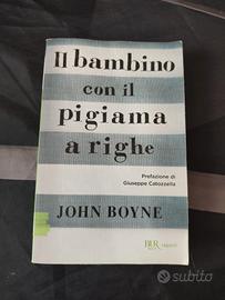 Il bambino con il pigiama a righe
