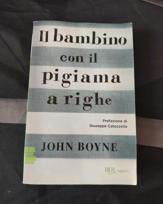 Il bambino con il pigiama a righe