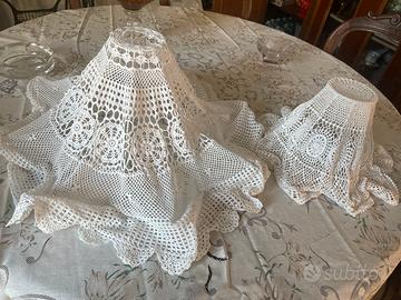 Lume e lampadario fatti con merletto