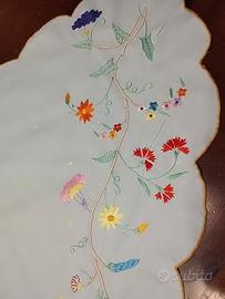 runner/ centro tavola ricamato a mano 