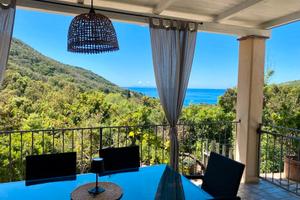 Bilocale con ampia terrazza vista mare