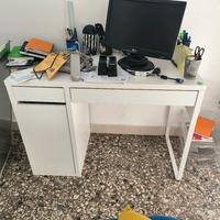 Scrivania e cassettiera 