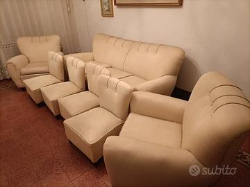 Salotto con divano e poltrone