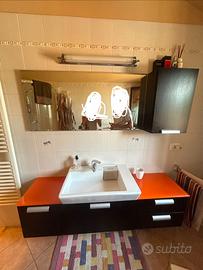 Mobile bagno completo con lavabo, specchio e pensi