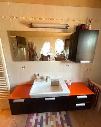 Mobile bagno completo con lavabo, specchio e pensi