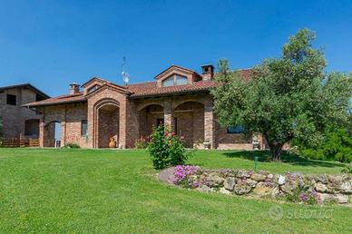 Villa di 579 m² con più di 5 locali e box auto a A