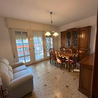 Soggiorno completo Tavolo Sedie Divano Mobile