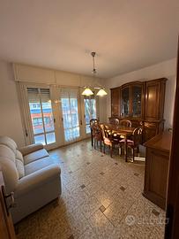 Soggiorno completo Tavolo Sedie Divano Mobile