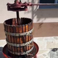 Torchio per uva in legno tradizionale