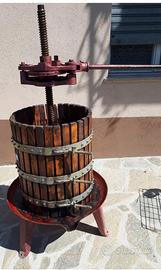 Torchio per uva in legno tradizionale