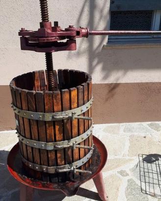Torchio per uva in legno tradizionale