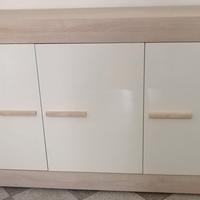 Credenza in legno chiaro